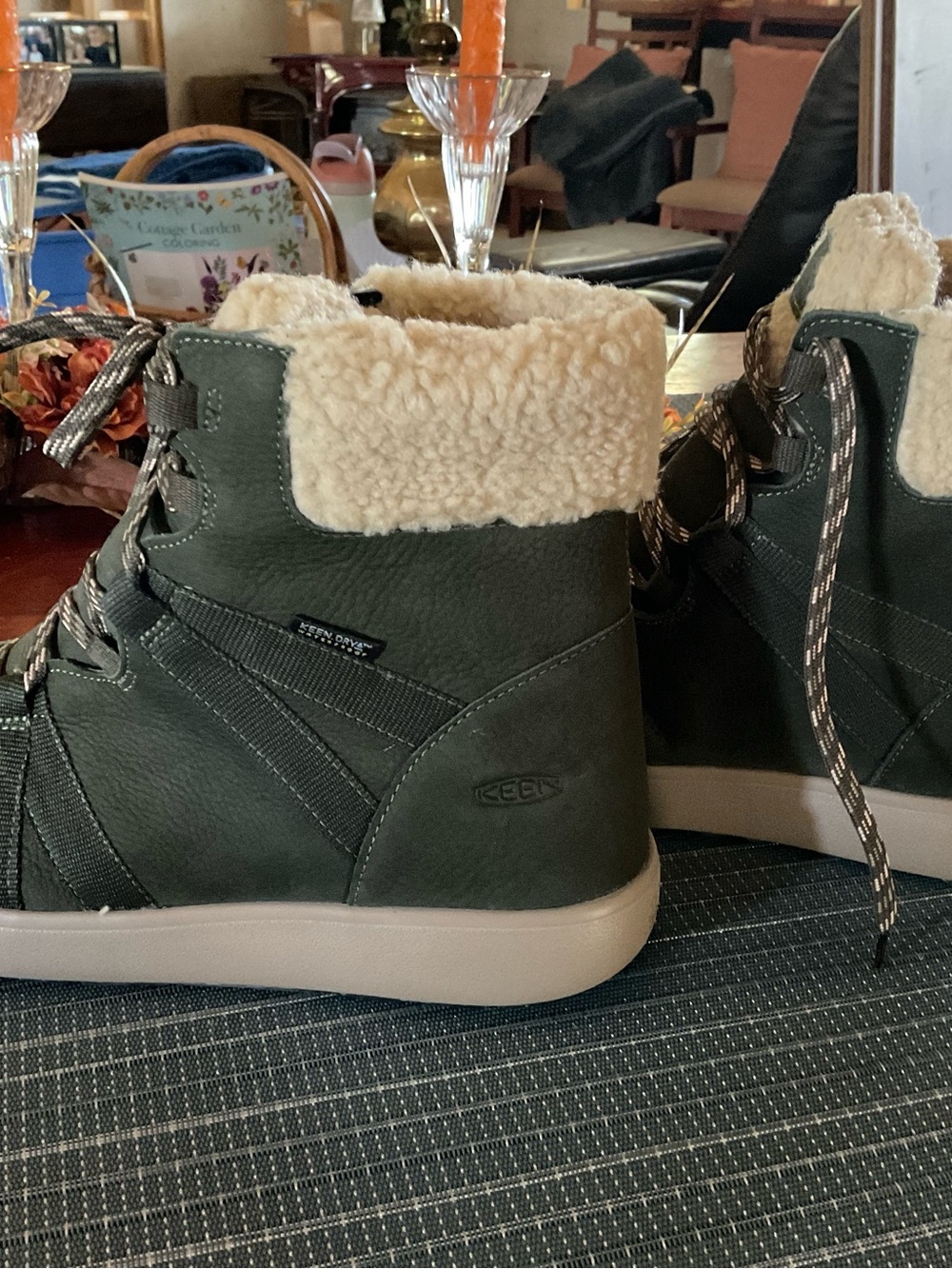Keen women’s Dark Green Sherpa-Lined Mid-Top Boots. New in Box. Size 10
